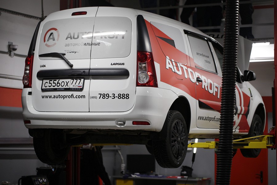 Автомобиль на подъемнике в автосервисе