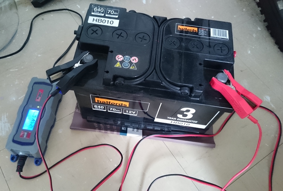 Как правильно подключить крокодилы зарядного устройства к клеммам аккумулятора